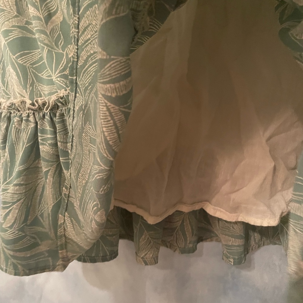 Main strip • mini skirt with ruffled hem • green with white plant print - Picture 4 of 6